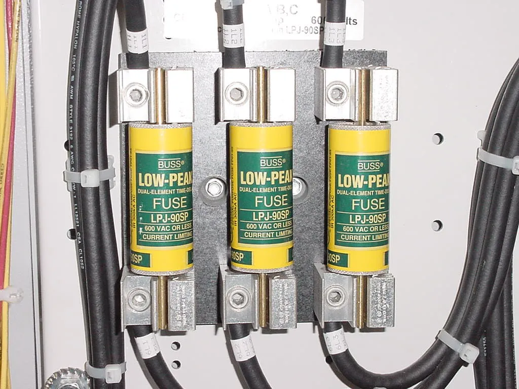 Current limiting fuses. series ratings. fuse selection, short circuit analysis calculation, dc short-circuit analysis